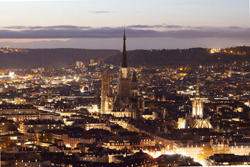 Naklejka premium Cathédrale Notre-Dame de Rouen, vue du panorama de Rouen de la Côte Sainte-Catherine au soleil couchant