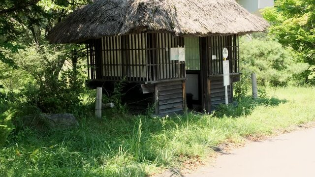 藁ぶき屋根の日本のバス停
