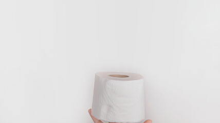 Papel higiénico, rollo en fondo blanco.