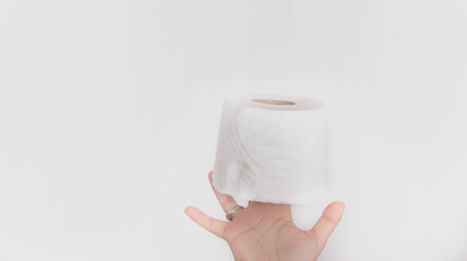 mano sosteniendo papel de rollo, papel higiénico para el baño.