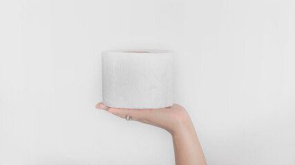 Papel higiénico sobre la palma de la mano de mujer, en fondo blanco.
