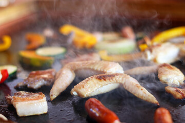 シズル感たっぷりなジューシーな鉄板焼き