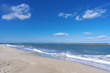 快晴の日の静かで美しい海岸の景色