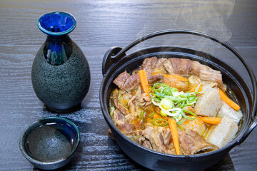 牛すじ煮込みと日本酒