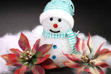 クリスマスイメージ　雪ダルマとポインセチアの造花