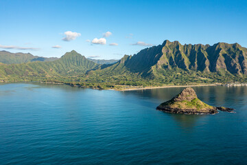 Fototapeta premium Mokoli'i island in Oahu, Hawaii, with the Ko'olau mountain range