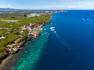 フィリピン、セブ島近くのマクタン島をドローンで空から撮影した空撮写真 Aerial photo of Mactan Island near Cebu, Philippines, taken from the sky with a drone.