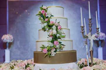 Beautiful wedding cake with blur background
