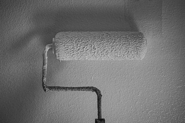 Obraz premium Black and white of paint roller on texture wall