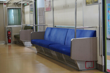 電車の長椅子