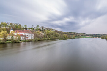 Wallfahrtskirche Mariaort und der Fluss Naab bei Regensburg während eines dramatischen Sonnenuntergang und Wolken nach einem Gewitter Sturm, Deutschland