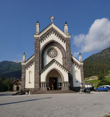 Fototapeta na wymiar Am Passo San Pellegrino: Chiesa della Beata Vergine Immacolata