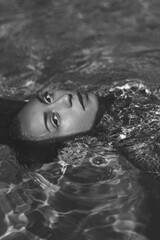 Chica morena española en piscina de andalucia natural