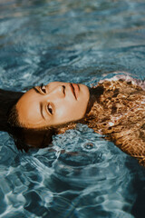 Chica morena española en piscina de andalucia natural