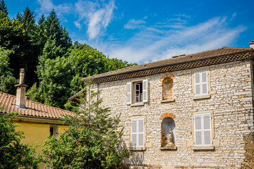 Dans les rues de Saint-Chef