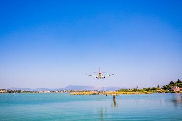 Avion de ligne atterrissant à Corfou