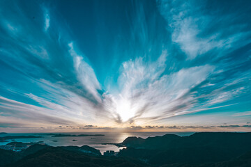 海岸線に沈むドラマチックな夕日