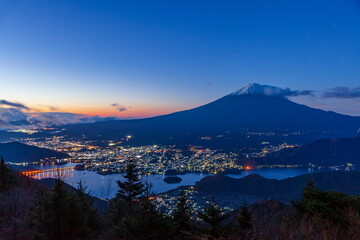 新道峠から眺める夜明けの富士山と河口湖　山梨県富士河口湖町にて
