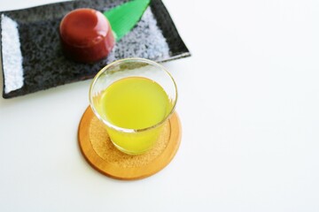 涼しい冷茶　和菓子