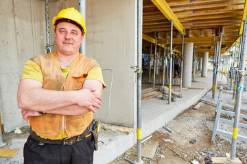 Bauarbeiter oder Handwerker mit gelbem Schutzhelm