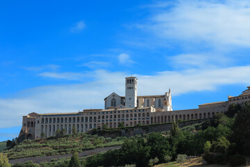 Fototapeta na wymiar Basilica di San Francesco in Assisi dal basso