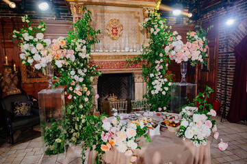 Fototapeta na wymiar decor of fresh flowers in the restaurant for a wedding banquet.