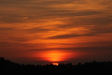 Fototapeta na wymiar cielo rosso al tramonto