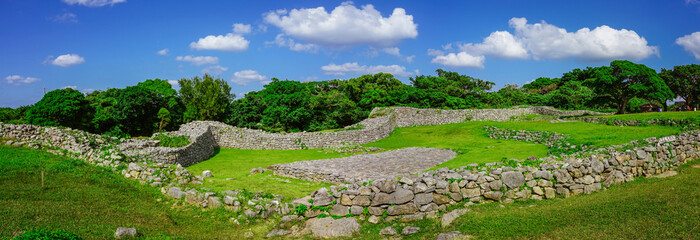 今帰仁城の石垣（沖縄県今帰仁村の世界遺産） © WAWA