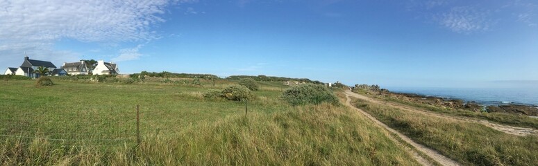 Fototapeta premium le long du littoral à Lesconil en Finistère Bretagne France 