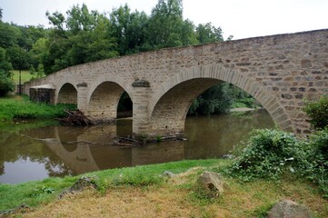Fototapeta na wymiar pont sur la Sénouire dans le village de Lavaudieu, Haute-Loire 
