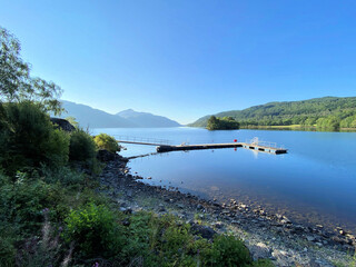 Obraz premium A view of Loch Lomond in Scotland in the early morning