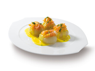 Cebollas rellenas de salmón  con aceite virgen sobre fondo blanco. Onions stuffed with salmon with virgin oil on a white background.