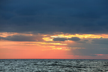Obraz premium Picturesque view of beautiful sky with clouds over sea at sunset