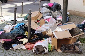 Wilde Mülldeponie am Straßenrand. 