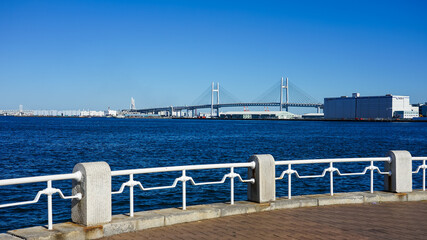 Obraz premium 横浜の山下公園 海際の白い手摺から横浜港を一望（神奈川県横浜市） 