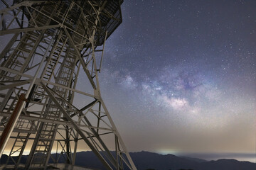 電波塔と天の川の風景