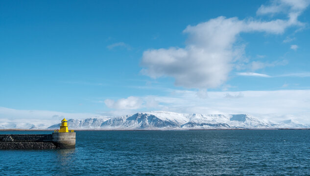 Gulur viti &aacute; Hafnarminni Reykjv&iacute;kurhafnar.