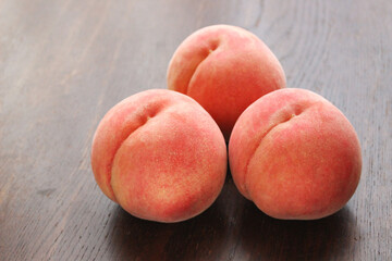 卓上の桃