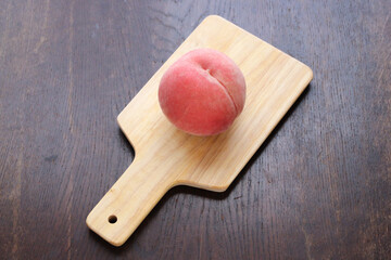 カットボード上のみずみずしい桃