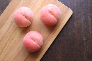 カットボード上のみずみずしい桃