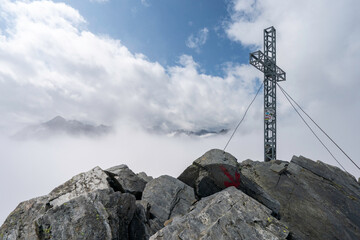 Obraz premium Gipfelkreuz der Schöntalspitze (3002 m ), Sellrain, Österreich