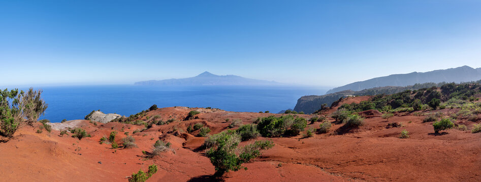 La Gomera - rote Wüstenlandschaft nahe dem Aussichtspunkt Mirador de Abrante mit Blick zur Insel Teneriffa 
