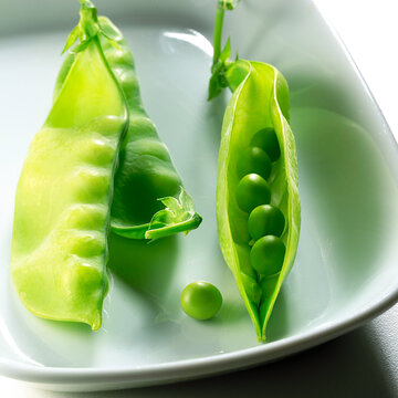 Vagens de ervilha frescas em close up