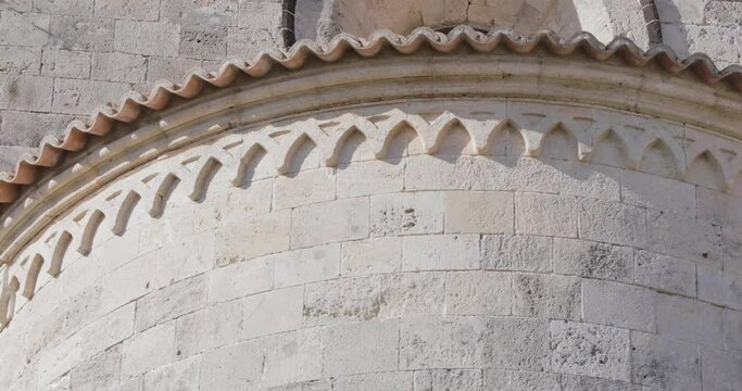 Esterno di un edificio medievale normanno 