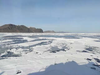 Obraz premium transparent lake covered with ice in winter