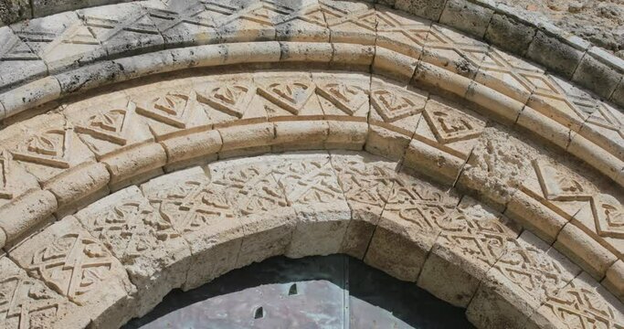 Esterno di un edificio medievale normanno 