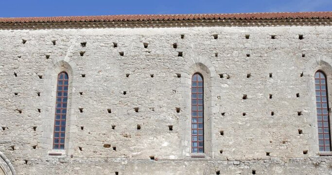 Esterno di un edificio medievale normanno 