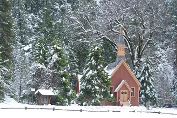 Fotobehang yosemite chapel in winter © porbital