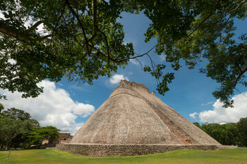 Estructuras en zona arqueológica, Pirámide del Adivino, ciudad maya de Uxmal, Yucatán, México	