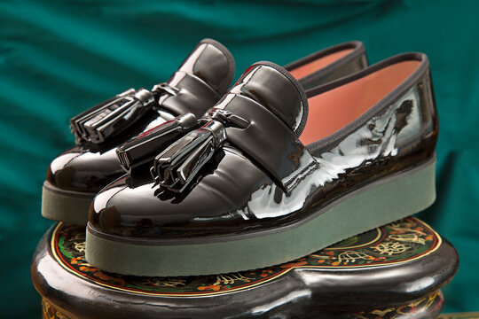 zapatos de charol negro